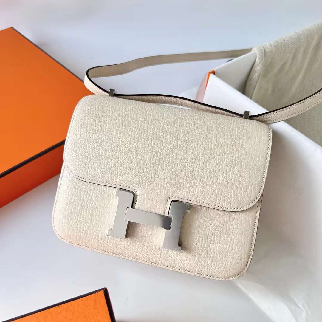 Hermès（爱马仕）Constance 空姐包 Chevre 进口山羊皮 i2 奶油白 银扣 19cm 全手工蜡线缝制 Phw
