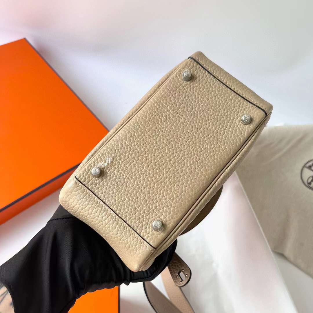 Hermès（爱马仕）Mini Lindy 迷你琳迪包 Clemence S2 风衣灰 银扣 19cm 全手工蜡线缝制 Phw