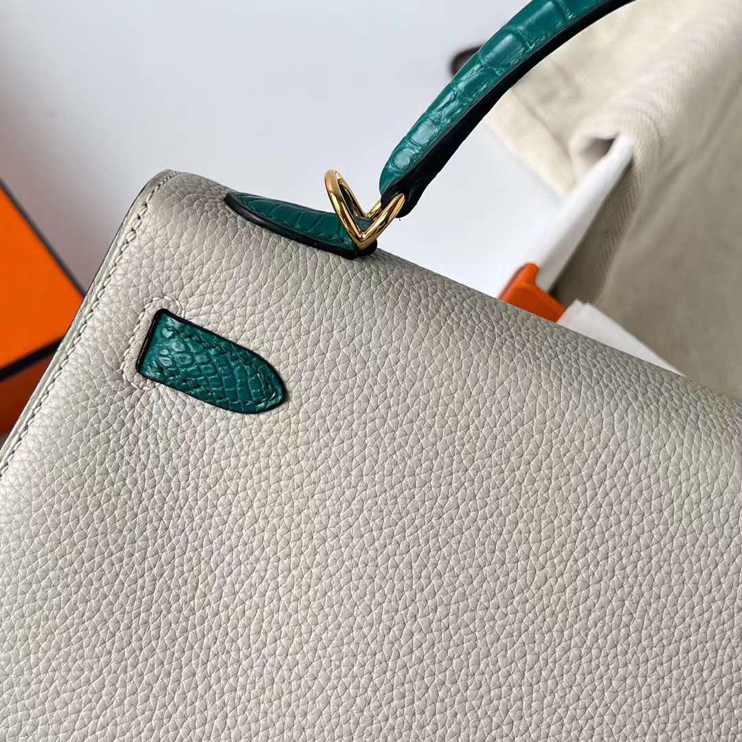 Hermès（爱马仕）Kelly Touch Togo皮 拼 雾面美洲鳄鱼皮 Ck80 珍珠灰 拼 z6 孔雀绿 金扣 25cm 全手工蜡线缝制 Ghw