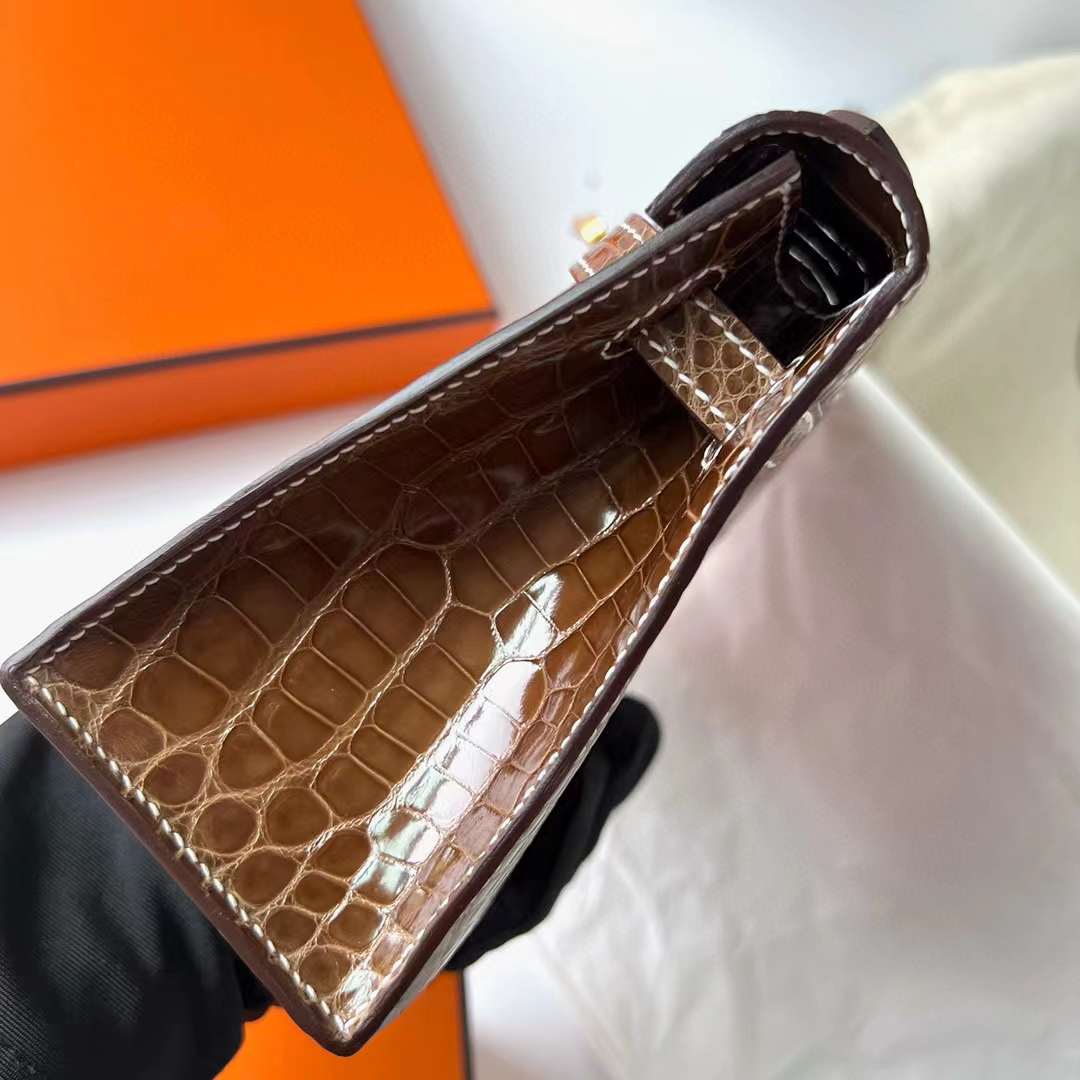 Hermès（爱马仕）Mini Kelly Pochette 亮面美洲鳄鱼皮 Ck17 烟草色 金扣 22cm 全手工蜡线缝制 Ghw