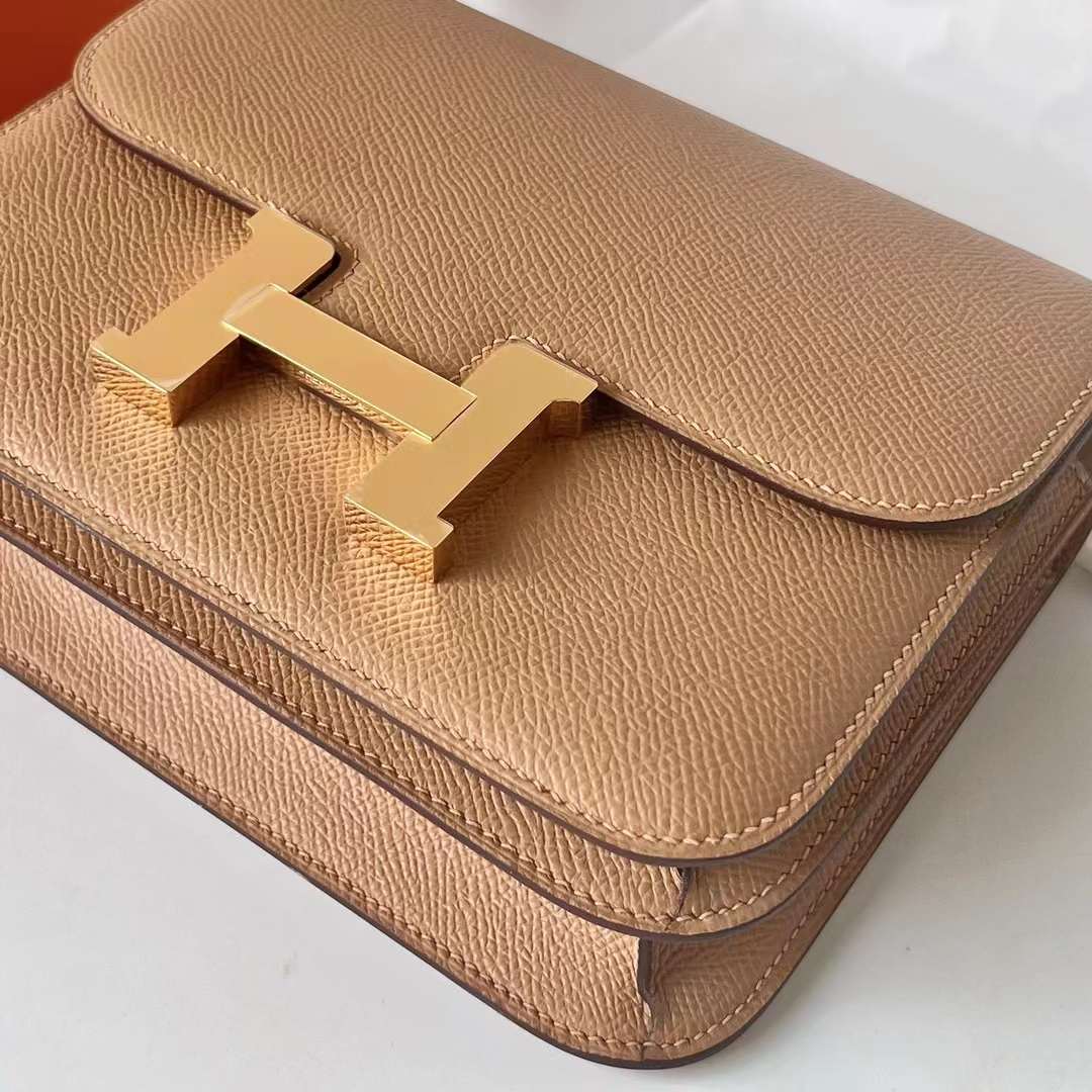 Hermès（爱马仕）Constance 空姐包 Epsom 0M 奶茶色 金扣 19cm 全手工蜡线缝制 Ghw