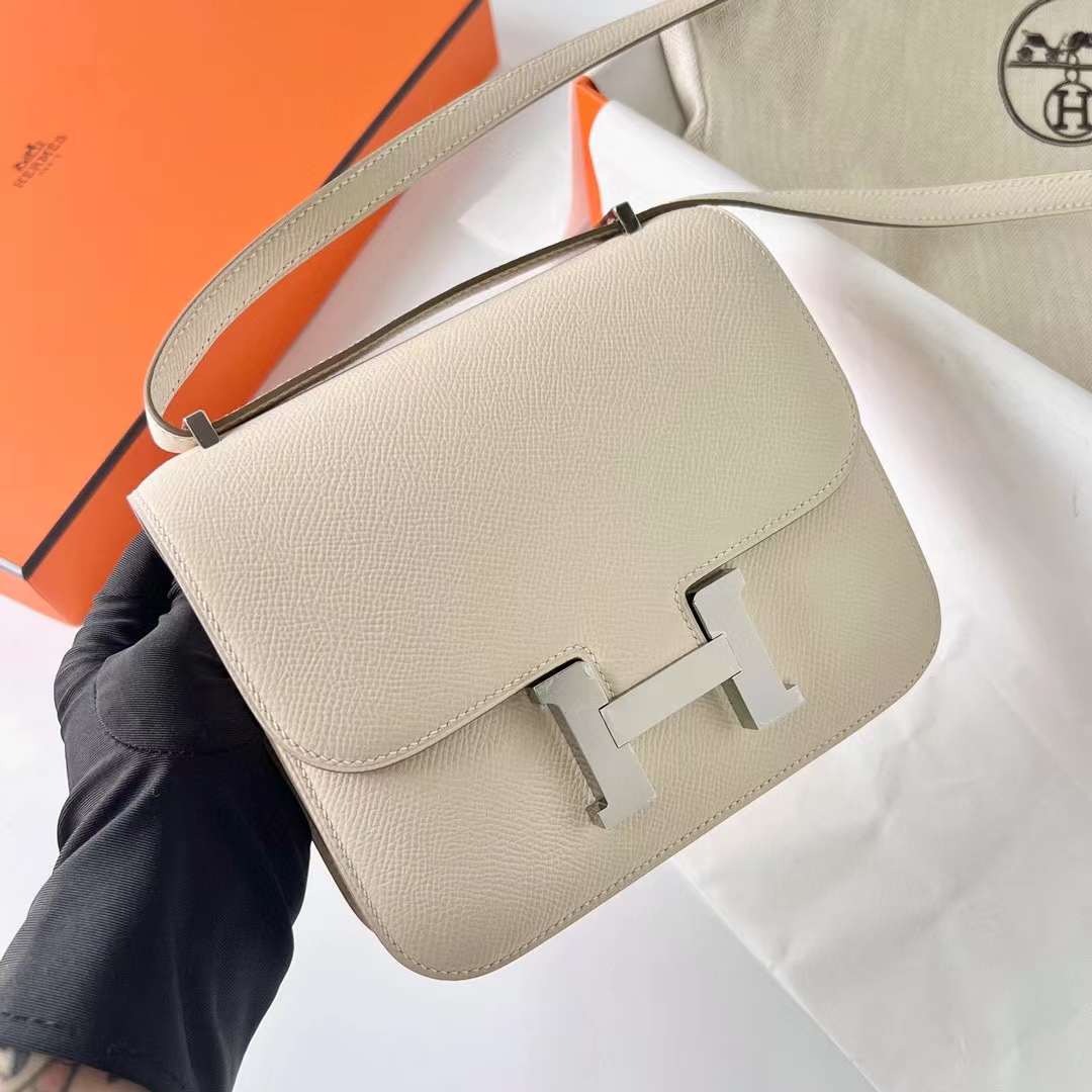 Hermès（爱马仕）Constance 空姐包 Epsom Ck10 奶昔白 银扣 19cm 全手工蜡线缝制 Phw