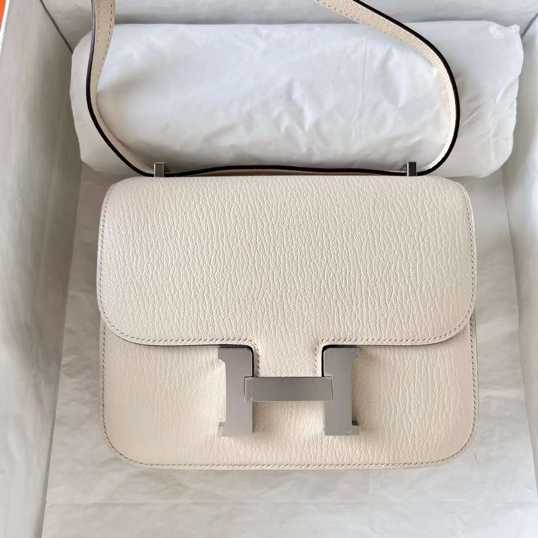 Hermès（爱马仕）Constance 空姐包 Chevre 进口山羊皮 i2 奶油白 银扣 19cm 全手工蜡线缝制 Phw