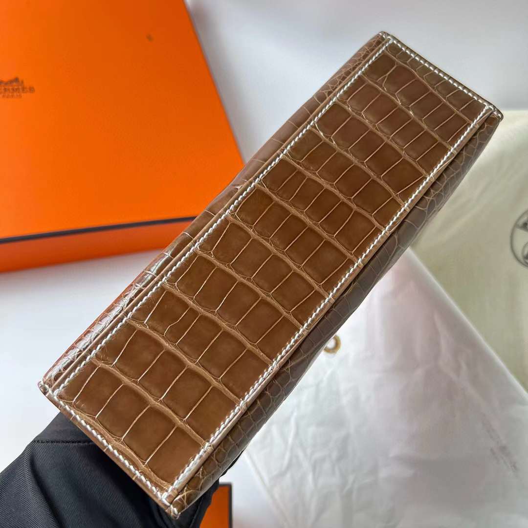 Hermès（爱马仕）Mini Kelly Pochette 亮面美洲鳄鱼皮 Ck17 烟草色 金扣 22cm 全手工蜡线缝制 Ghw