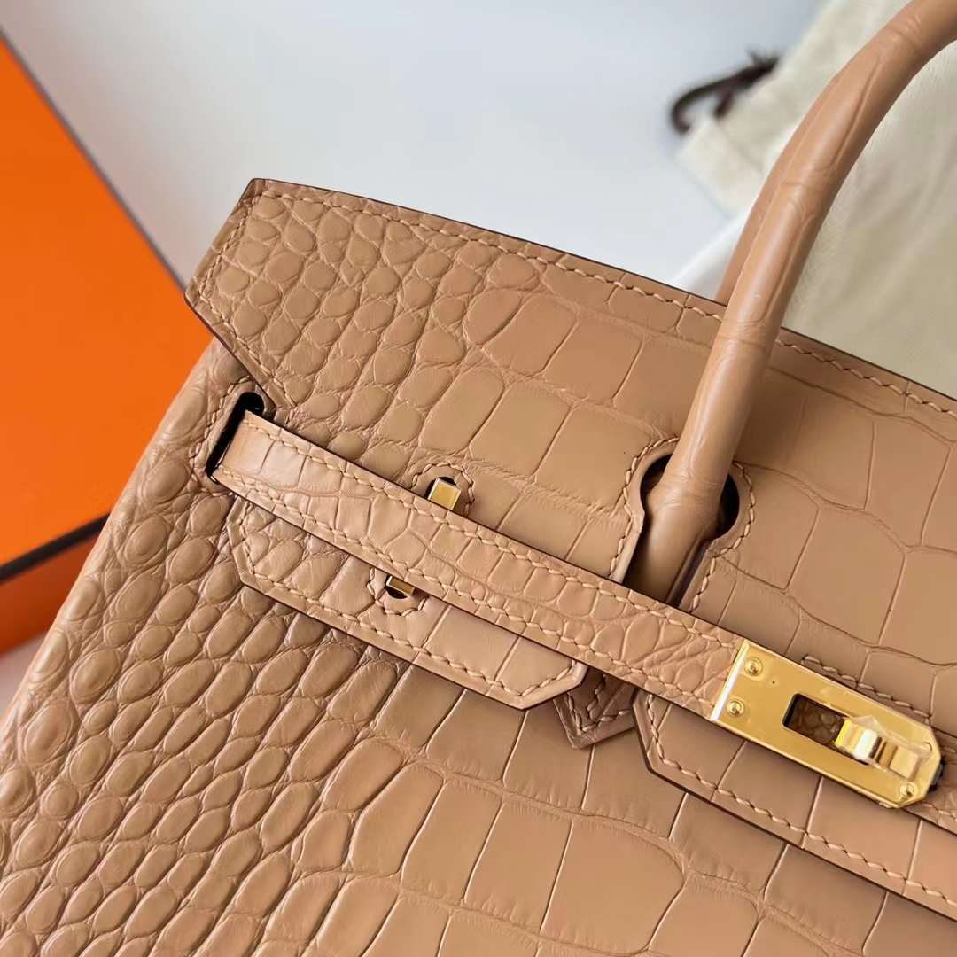 Hermès（爱马仕）Birkin 铂金包 雾面美洲鳄鱼皮 （御用原装进口Hcp鳄鱼）matte alligator crocodile 0M 奶茶色 金扣 25cm 全手工蜡线缝制 Ghw