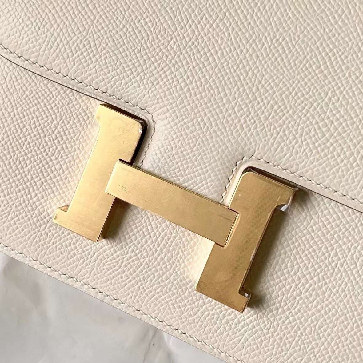 Hermès（爱马仕）Constance 空姐包 Epsom Ck10 奶昔白 金扣 19cm 全手工蜡线缝制 Ghw
