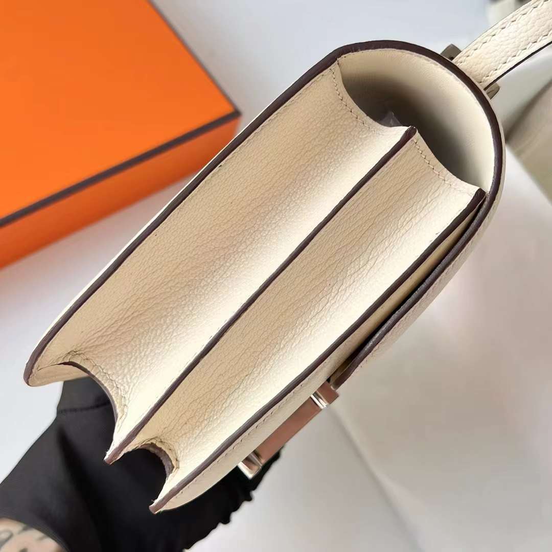 Hermès（爱马仕）Constance 空姐包 Chevre 进口山羊皮 i2 奶油白 银扣 19cm 全手工蜡线缝制 Phw