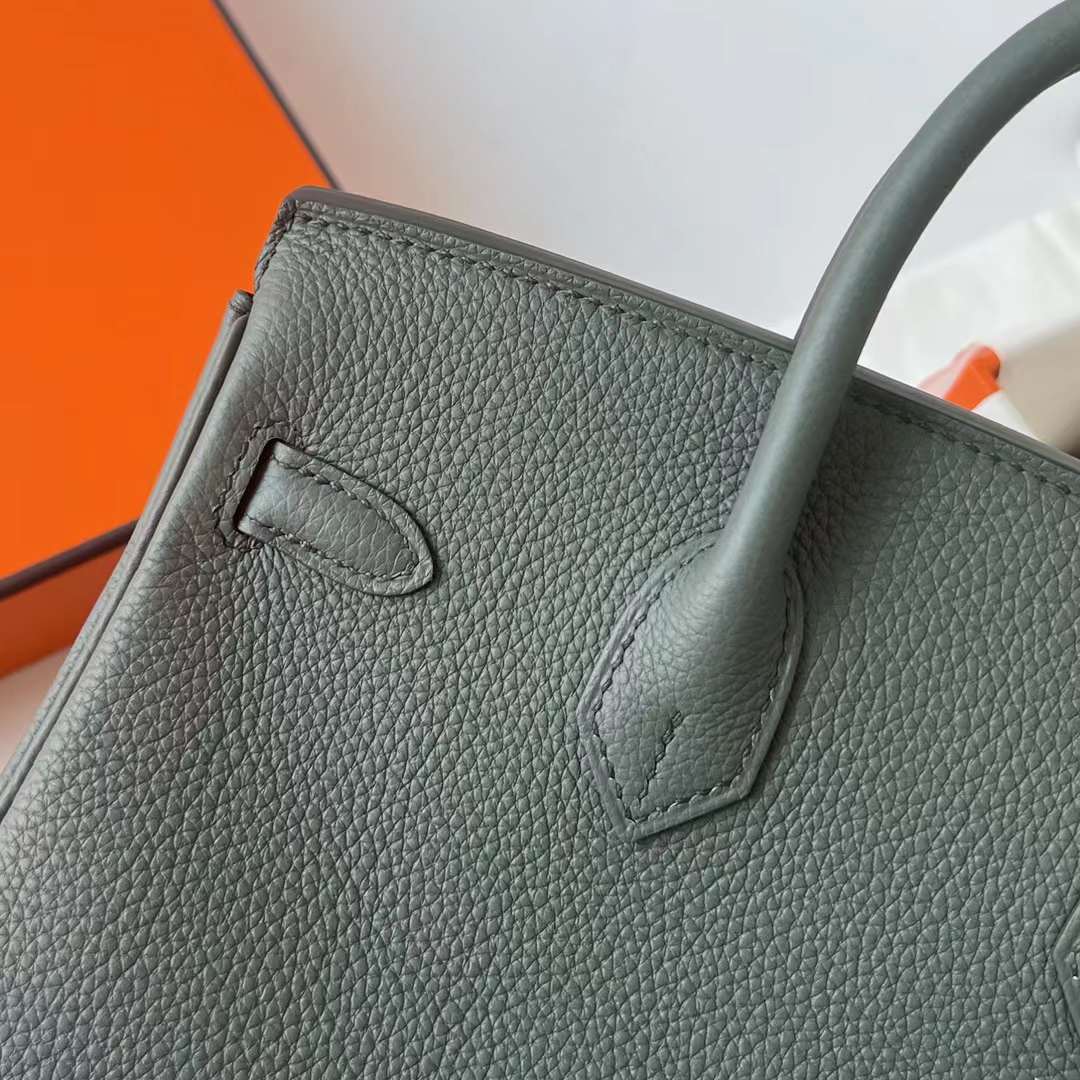 Hermès（爱马仕）Birkin 铂金包 Togo皮 进口德国小牛皮 Cc63 杏绿色 银扣 25cm 全手工蜡线缝制 Phw