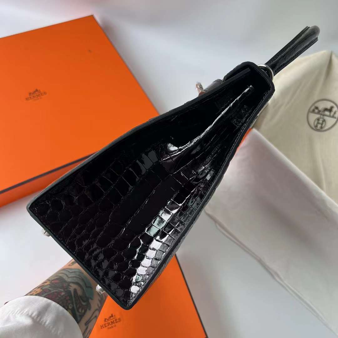 Hermès（爱马仕）Kelly 凯莉包 亮面尼罗鳄鱼皮 Shiny Nilo Crocodile Ck89 黑色 银扣 28cm 全手工蜡线缝制 Phw