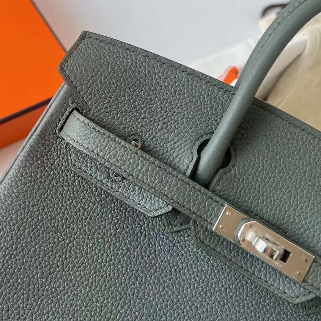 Hermès（爱马仕）Birkin 铂金包 Togo皮 进口德国小牛皮 Cc63 杏绿色 银扣 25cm 全手工蜡线缝制 Phw
