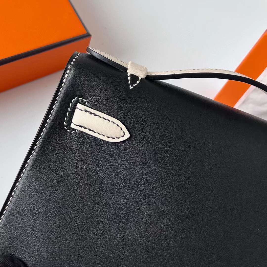 Hermès（爱马仕）Mini Kelly Pochette Swift Ck89 黑色 拼 Ck10 奶昔白 银扣 22cm 全手工蜡线缝制 Phw