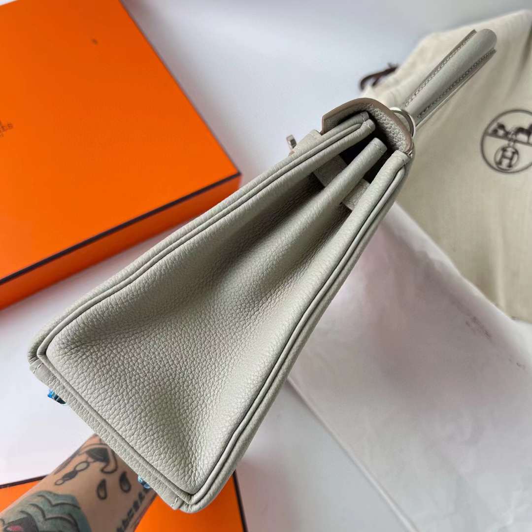 Hermès（爱马仕）Kelly 凯莉包 Togo皮 进口德国小牛皮 Ck80 珍珠灰 银扣 25cm 全手工蜡线缝制 Phw