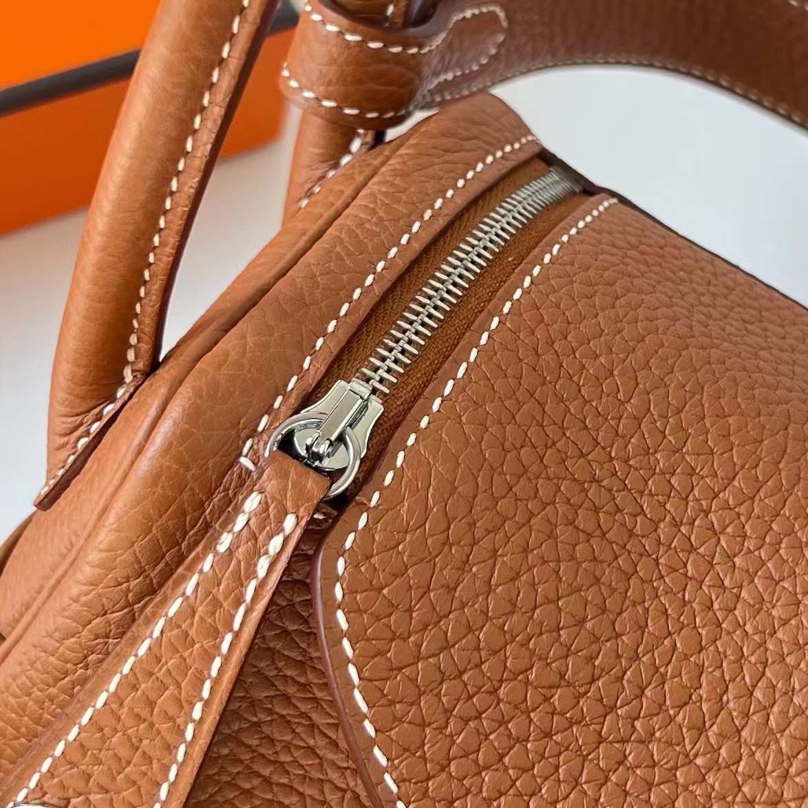 Hermès（爱马仕）Mini Lindy 迷你琳迪包 Clemence Ck37 金棕色 银扣 20cm 全手工蜡线缝制 Phw