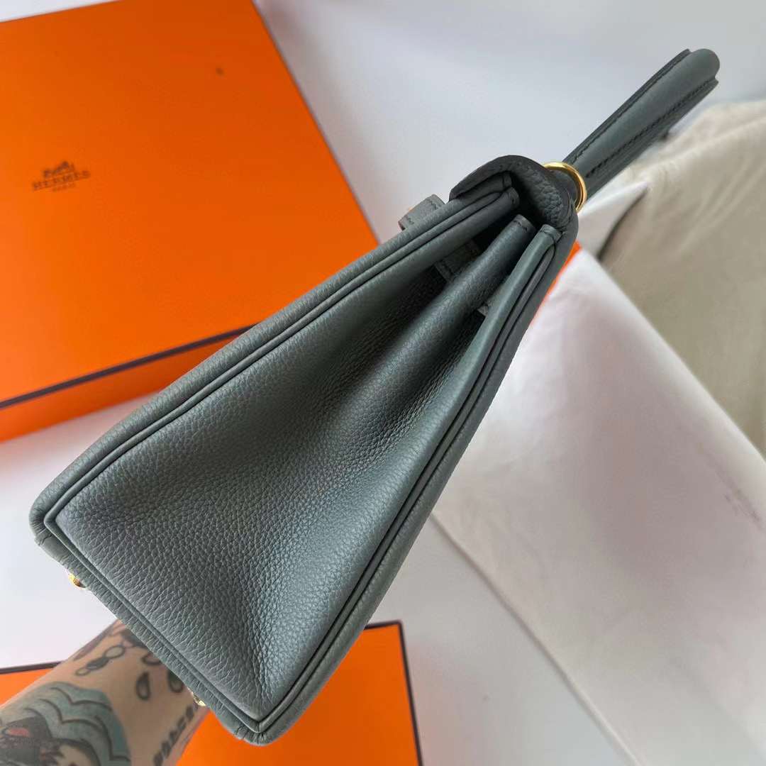 Hermès（爱马仕）Kelly 凯莉包 Togo皮 进口德国小牛皮 Cc63 杏绿色 金扣 25cm 全手工蜡线缝制 Ghw