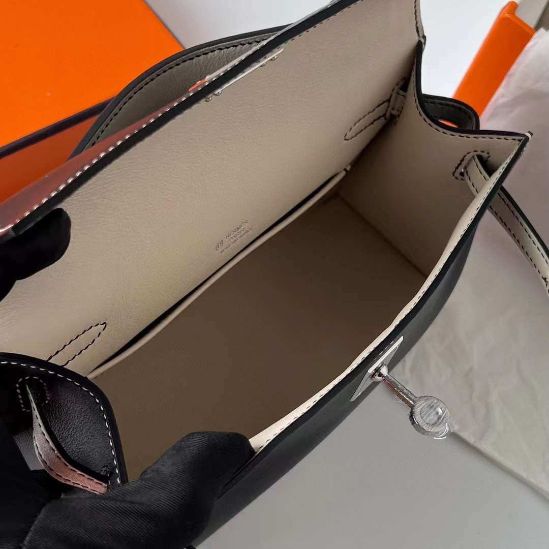 Hermès（爱马仕）Mini Kelly Pochette Swift Ck89 黑色 拼 Ck10 奶昔白 银扣 22cm 全手工蜡线缝制 Phw