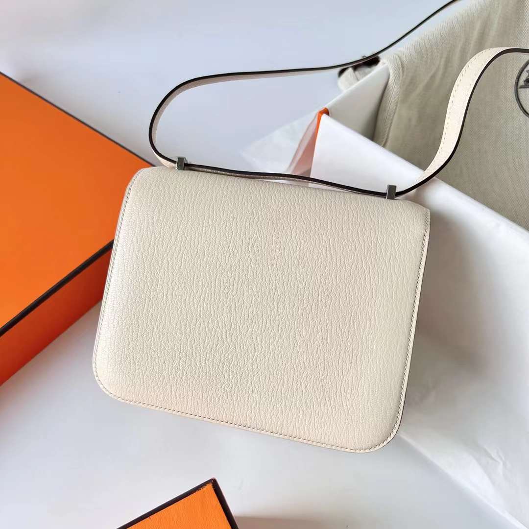 Hermès（爱马仕）Constance 空姐包 Chevre 进口山羊皮 i2 奶油白 银扣 19cm 全手工蜡线缝制 Phw