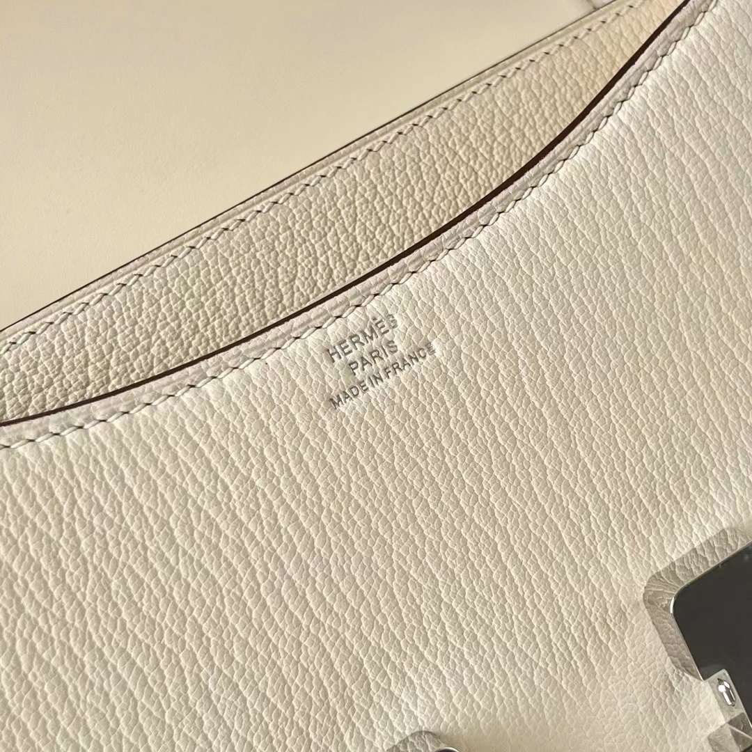 Hermès（爱马仕）Constance 空姐包 Chevre 进口山羊皮 i2 奶油白 银扣 19cm 全手工蜡线缝制 Phw