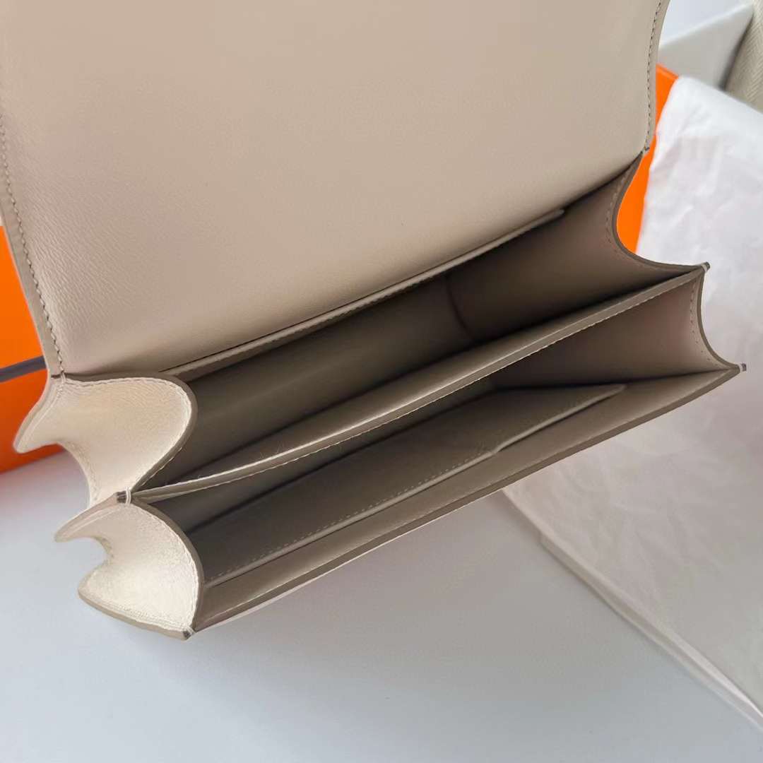Hermès（爱马仕）Constance 空姐包 Epsom Ck10 奶昔白 玫瑰金扣 19cm 全手工蜡线缝制 RGhw
