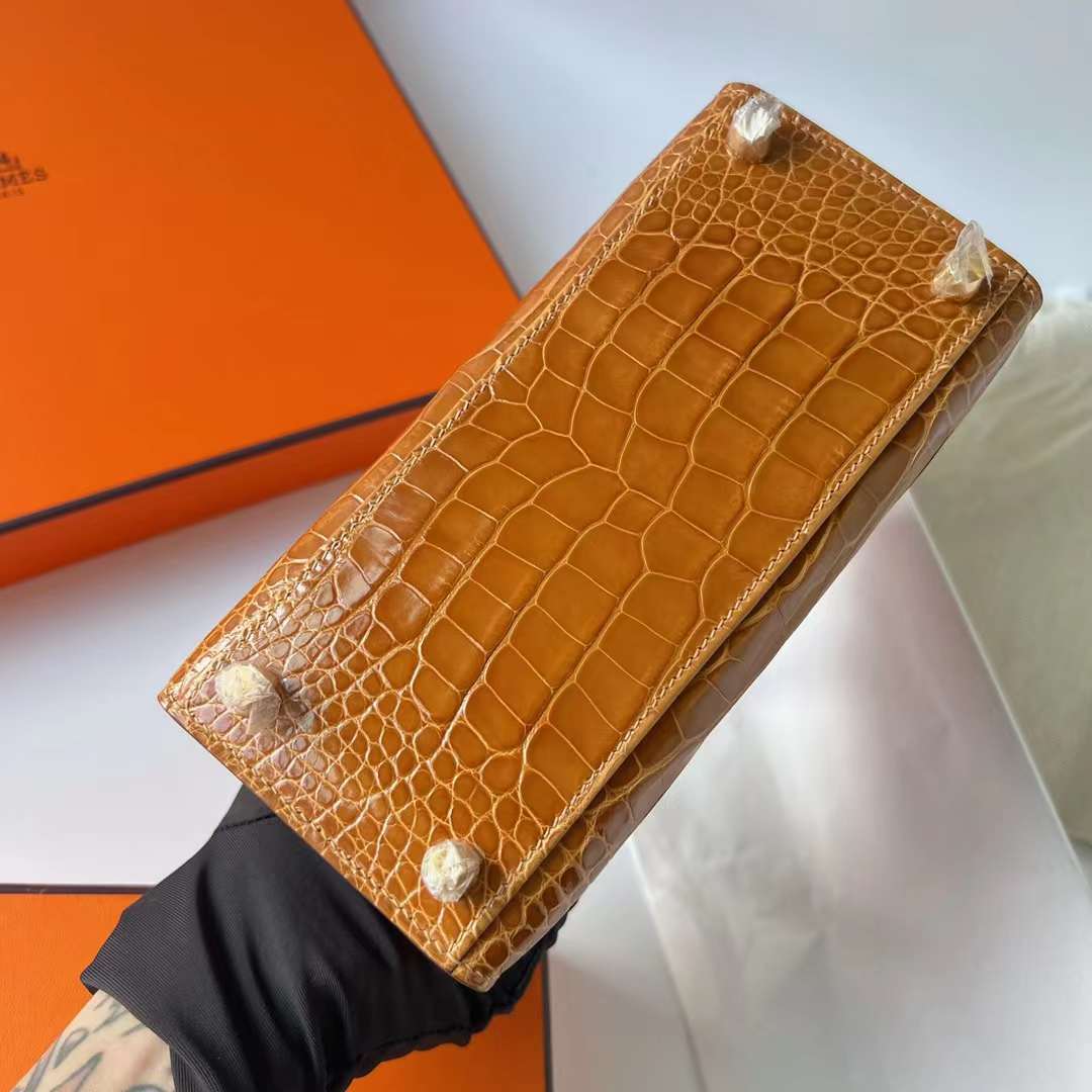 Hermès（爱马仕）Kelly 大耳朵 亮面美洲鳄鱼皮 Shiny Alligator Crocodile A1 焦糖色 金扣 20cm 全手工蜡线缝制 Ghw