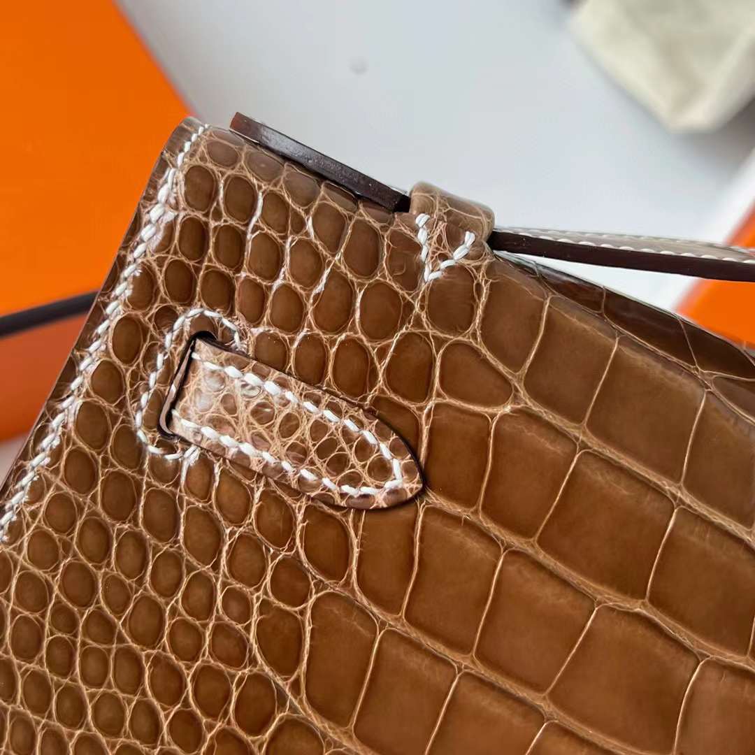 Hermès（爱马仕）Mini Kelly Pochette 亮面美洲鳄鱼皮 Ck17 烟草色 金扣 22cm 全手工蜡线缝制 Ghw