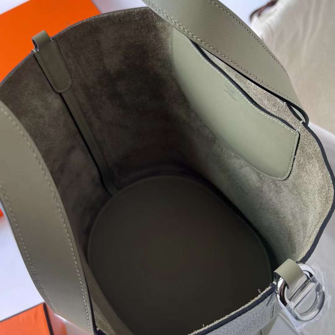 Hermès（爱马仕）In The Loop 猪鼻子 菜篮子 Clemence 拼 Swift Q1 鼠尾草绿 银扣 18cm 全手工蜡线缝制 Phw