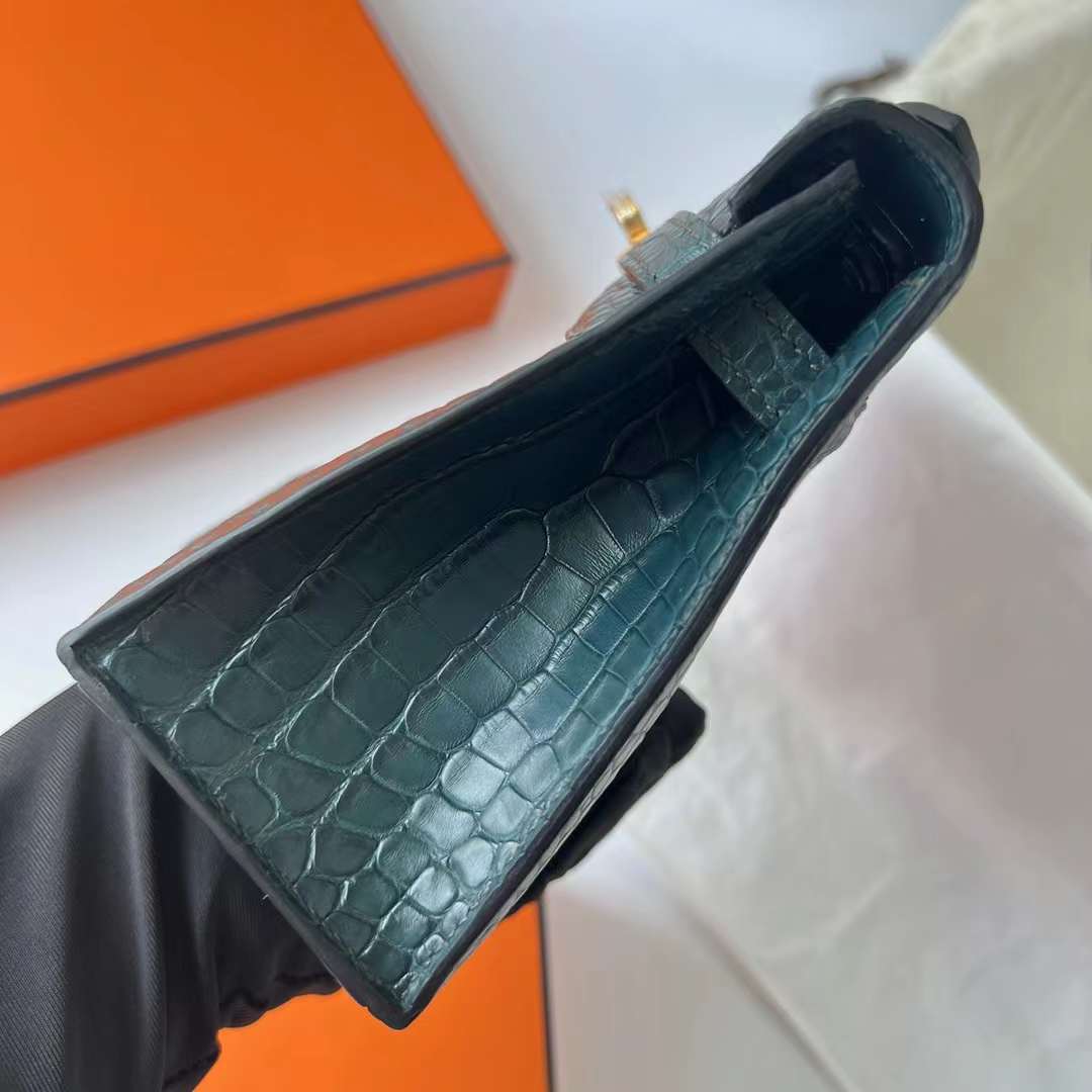 Hermès（爱马仕）Mini Kelly Pochette 雾面美洲鳄鱼皮 6O 松柏绿 金扣 22cm 全手工蜡线缝制 Ghw