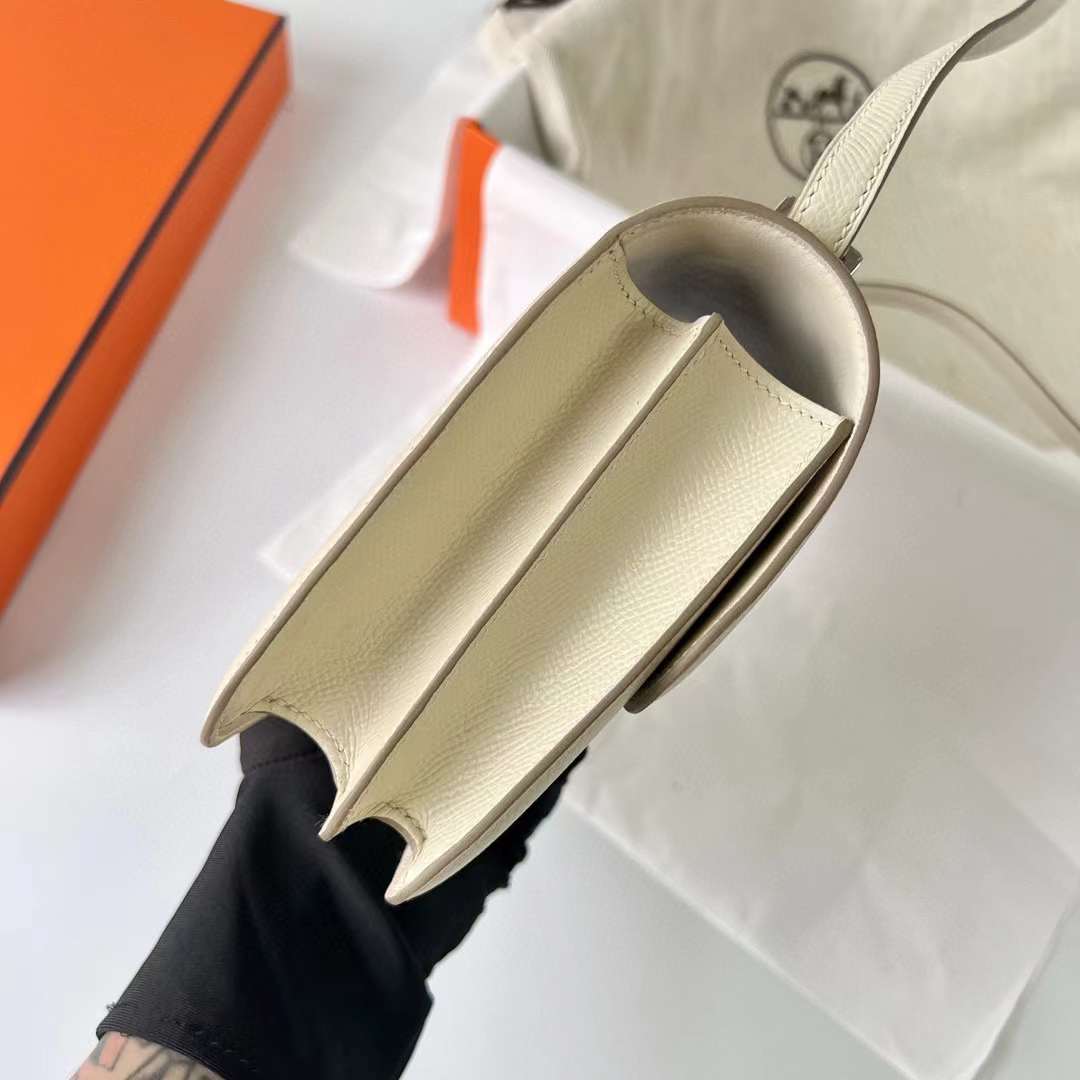 Hermès（爱马仕）Constance 空姐包 Epsom Ck10 奶昔白 银扣 19cm 全手工蜡线缝制 Phw