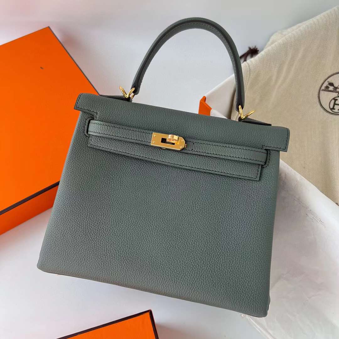 Hermès（爱马仕）Kelly 凯莉包 Togo皮 进口德国小牛皮 Cc63 杏绿色 金扣 25cm 全手工蜡线缝制 Ghw