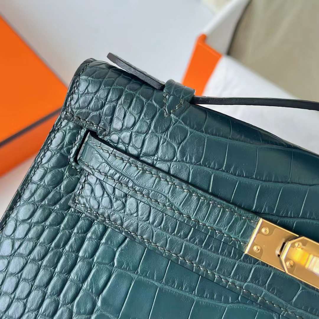 Hermès（爱马仕）Mini Kelly Pochette 雾面美洲鳄鱼皮 6O 松柏绿 金扣 22cm 全手工蜡线缝制 Ghw
