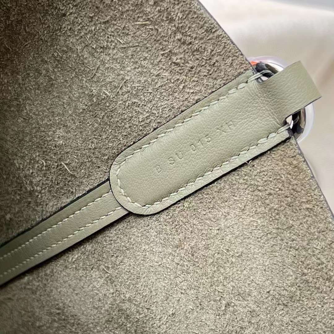 Hermès（爱马仕）In The Loop 猪鼻子 菜篮子 Clemence 拼 Swift Q1 鼠尾草绿 银扣 18cm 全手工蜡线缝制 Phw