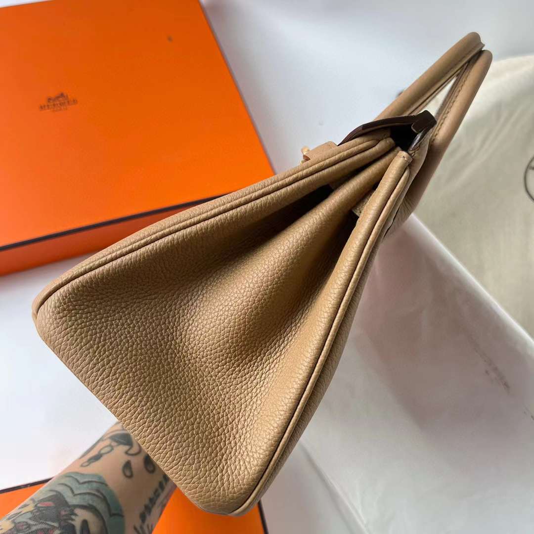 Hermès（爱马仕）Birkin 铂金包 Togo皮 进口德国小牛皮 0M 奶茶色 金扣 25cm 全手工蜡线缝制 Ghw