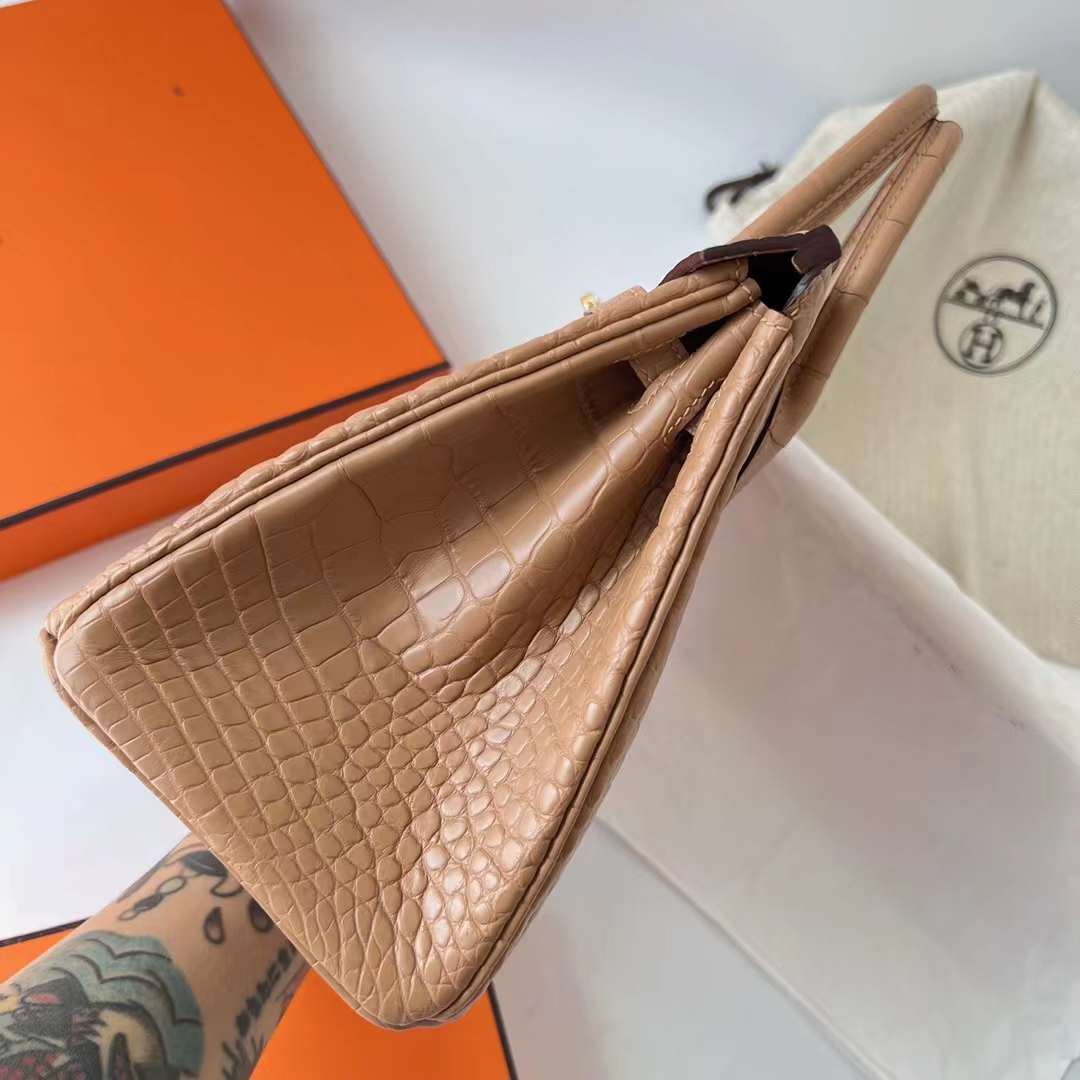Hermès（爱马仕）Birkin 铂金包 雾面美洲鳄鱼皮 （御用原装进口Hcp鳄鱼）matte alligator crocodile 0M 奶茶色 金扣 25cm 全手工蜡线缝制 Ghw