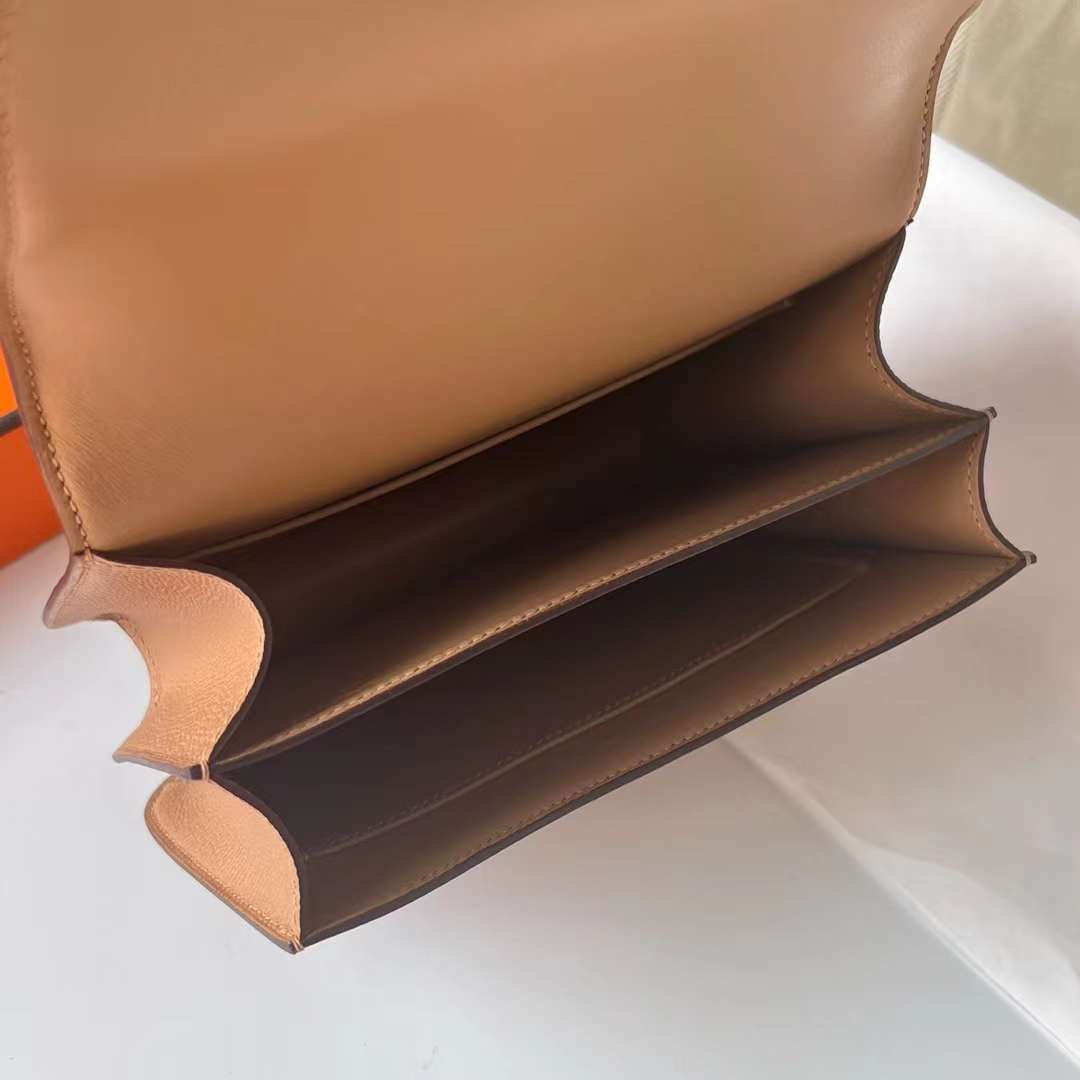 Hermès（爱马仕）Constance 空姐包 Epsom 0M 奶茶色 金扣 19cm 全手工蜡线缝制 Ghw