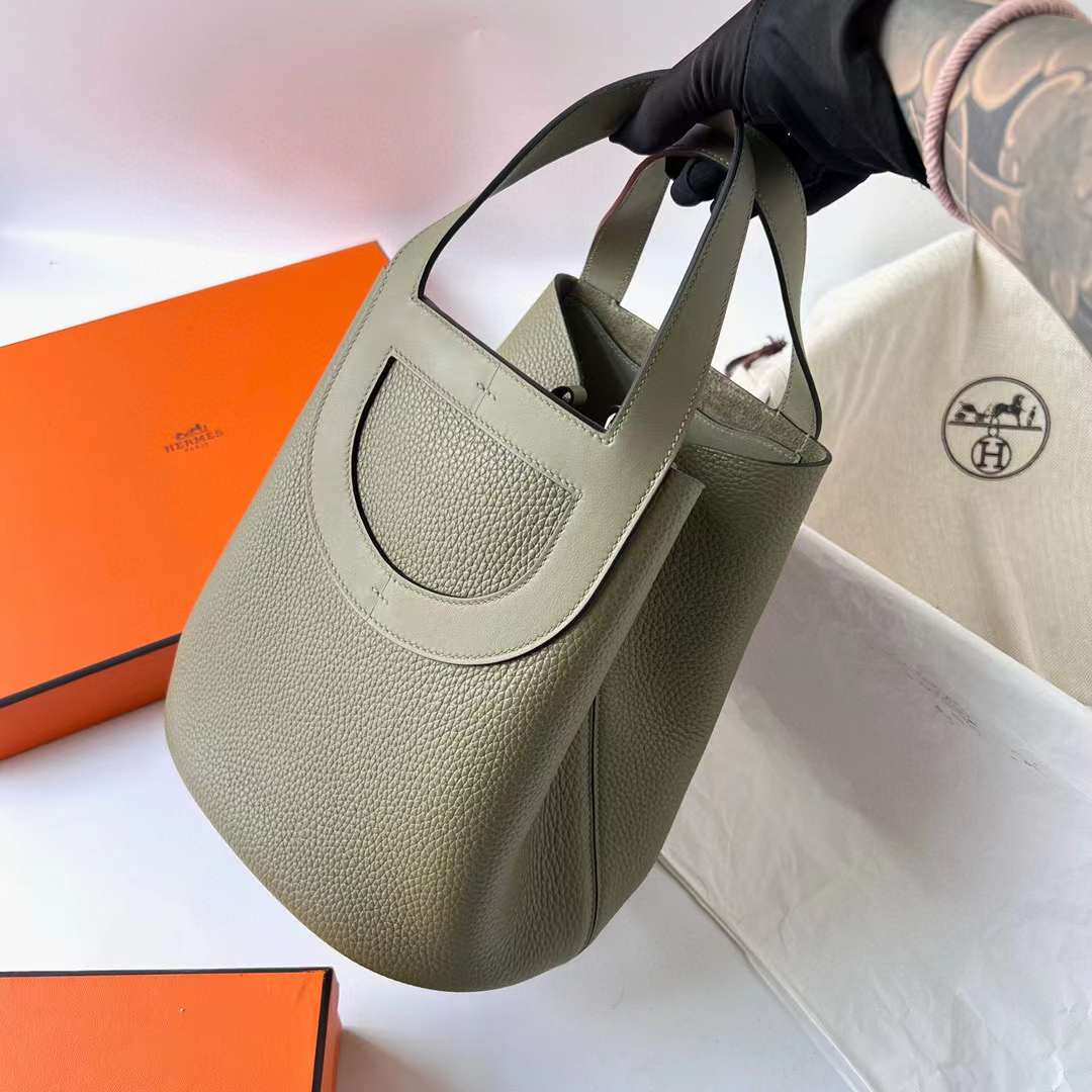 Hermès（爱马仕）In The Loop 猪鼻子 菜篮子 Clemence 拼 Swift Q1 鼠尾草绿 银扣 18cm 全手工蜡线缝制 Phw