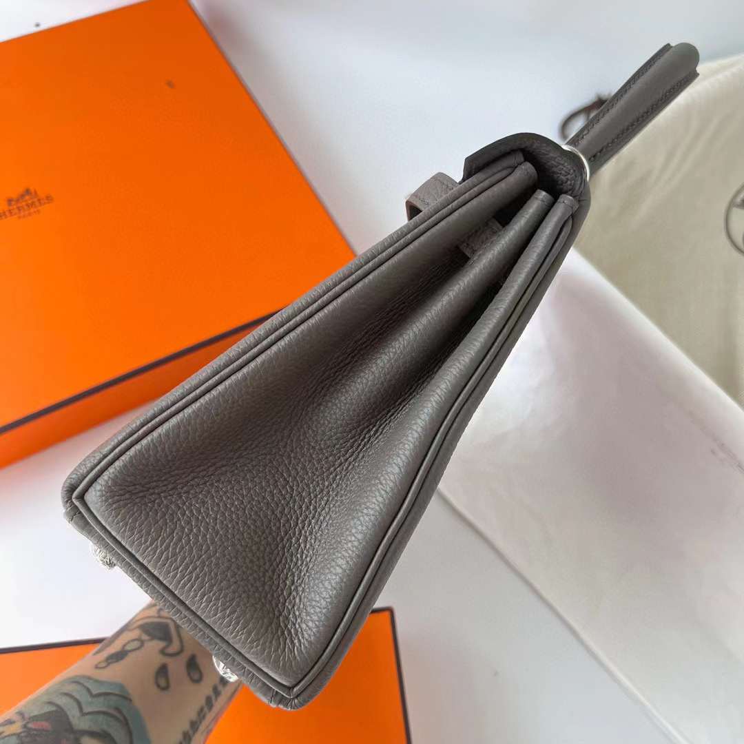 Hermès（爱马仕）Kelly 凯莉包 Togo皮 进口德国小牛皮 8F 锡器灰 银扣 25cm 全手工蜡线缝制 Phw
