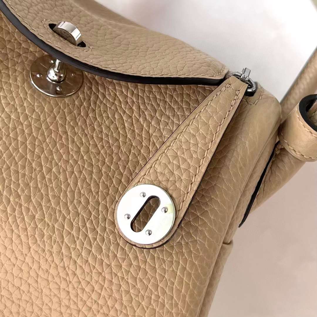 Hermès（爱马仕）Mini Lindy 迷你琳迪包 Clemence S2 风衣灰 银扣 19cm 全手工蜡线缝制 Phw