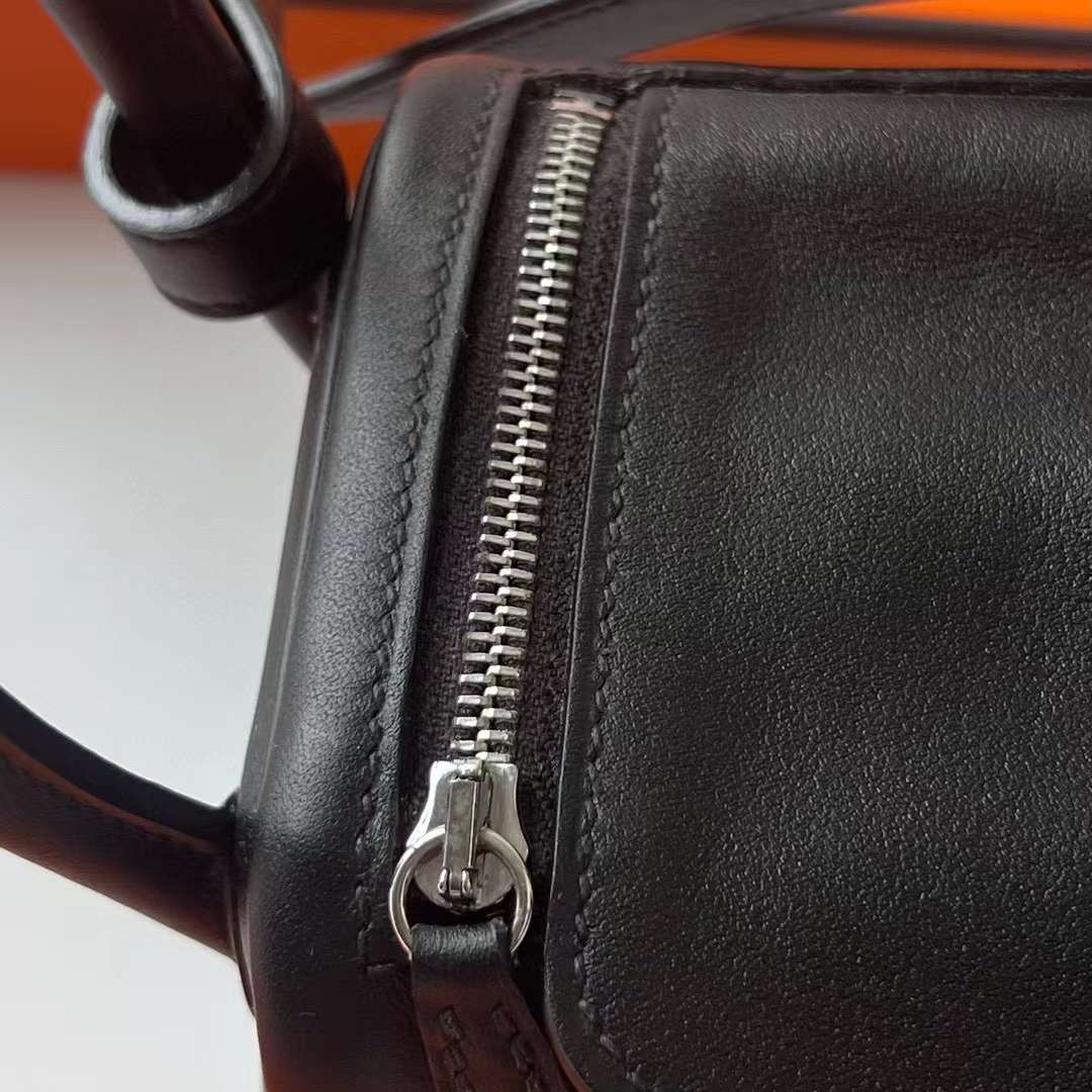 Hermès（爱马仕）Mini Lindy 迷你琳迪包 Swift Ck89 黑色 银扣 19cm 全手工蜡线缝制 Phw