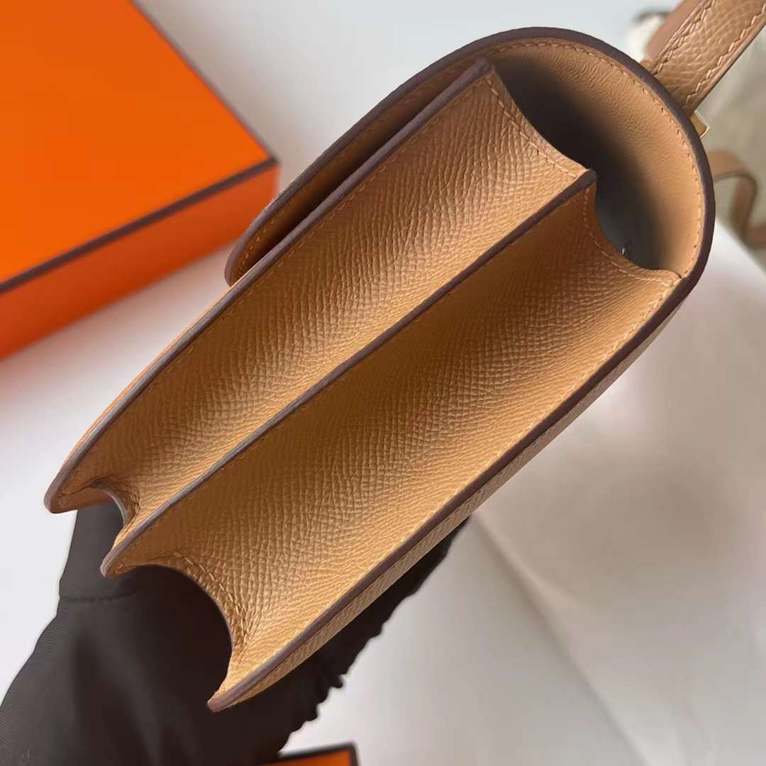 Hermès（爱马仕）Constance 空姐包 Epsom 0M 奶茶色 金扣 19cm 全手工蜡线缝制 Ghw