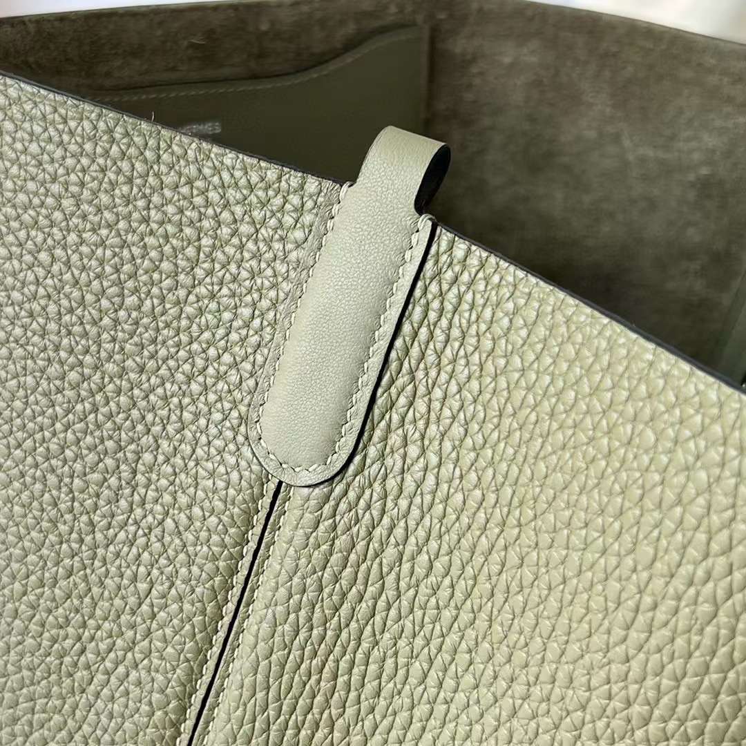 Hermès（爱马仕）In The Loop 猪鼻子 菜篮子 Clemence 拼 Swift Q1 鼠尾草绿 银扣 18cm 全手工蜡线缝制 Phw