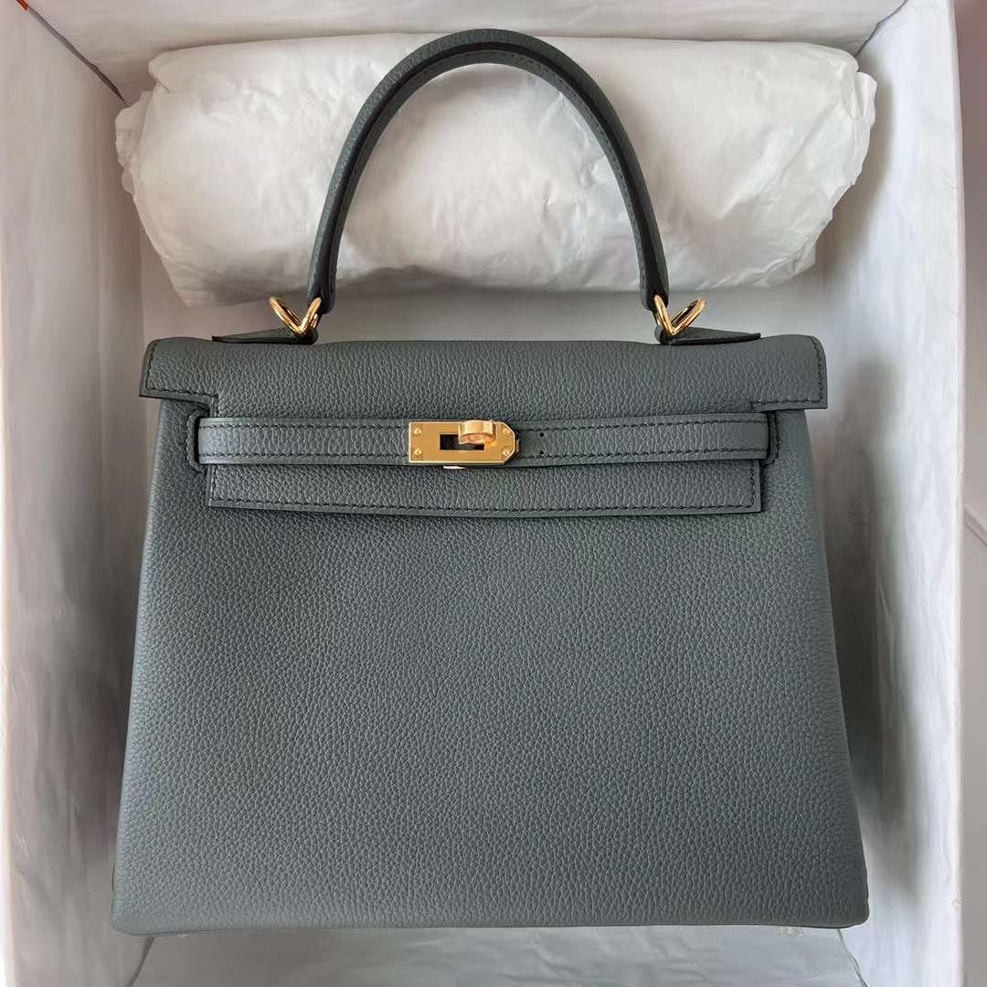 Hermès（爱马仕）Kelly 凯莉包 Togo皮 进口德国小牛皮 Cc63 杏绿色 金扣 25cm 全手工蜡线缝制 Ghw