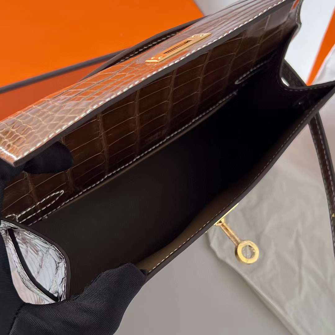 Hermès（爱马仕）Mini Kelly Pochette 亮面美洲鳄鱼皮 Ck17 烟草色 金扣 22cm 全手工蜡线缝制 Ghw