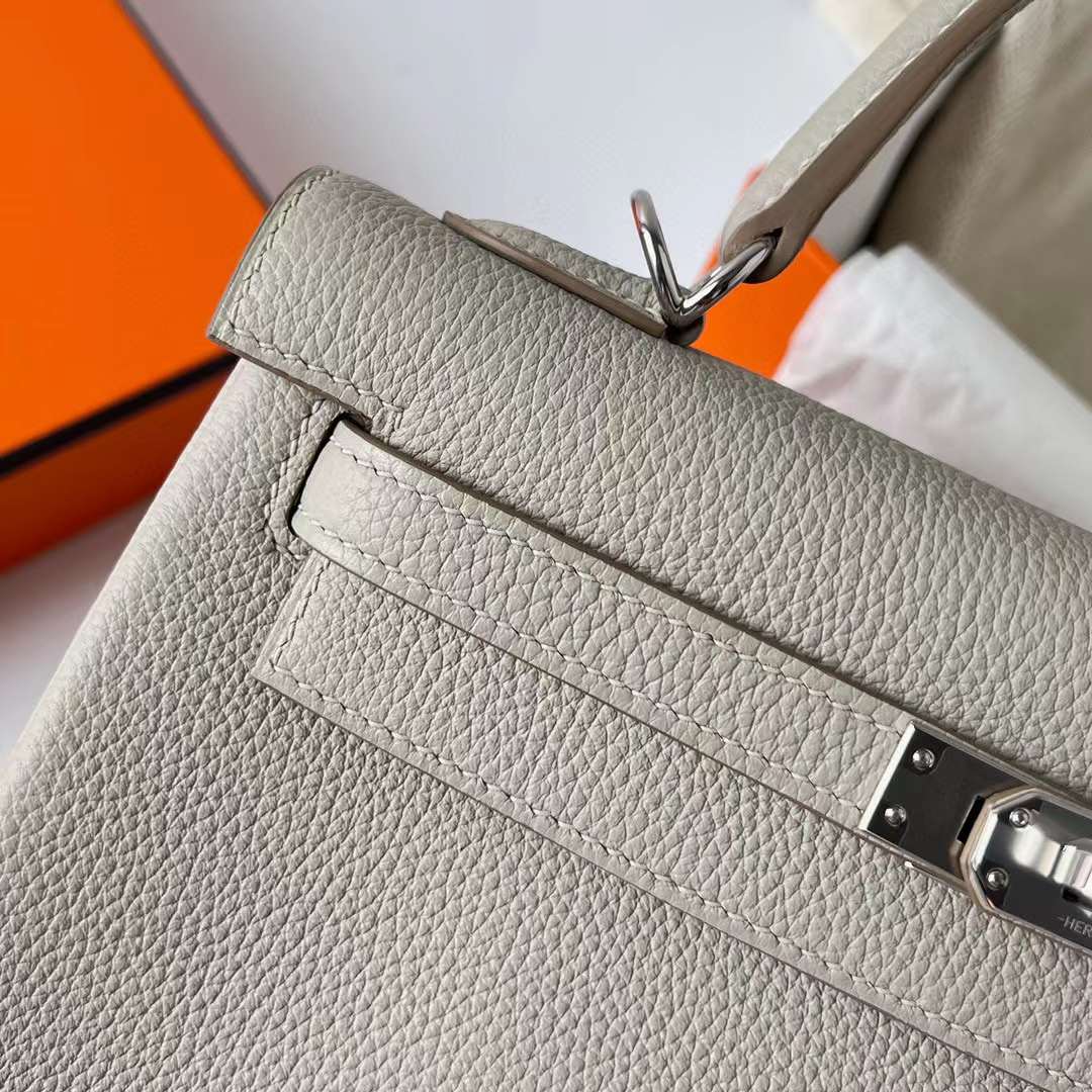 Hermès（爱马仕）Kelly 凯莉包 Togo皮 进口德国小牛皮 Ck80 珍珠灰 银扣 25cm 全手工蜡线缝制 Phw