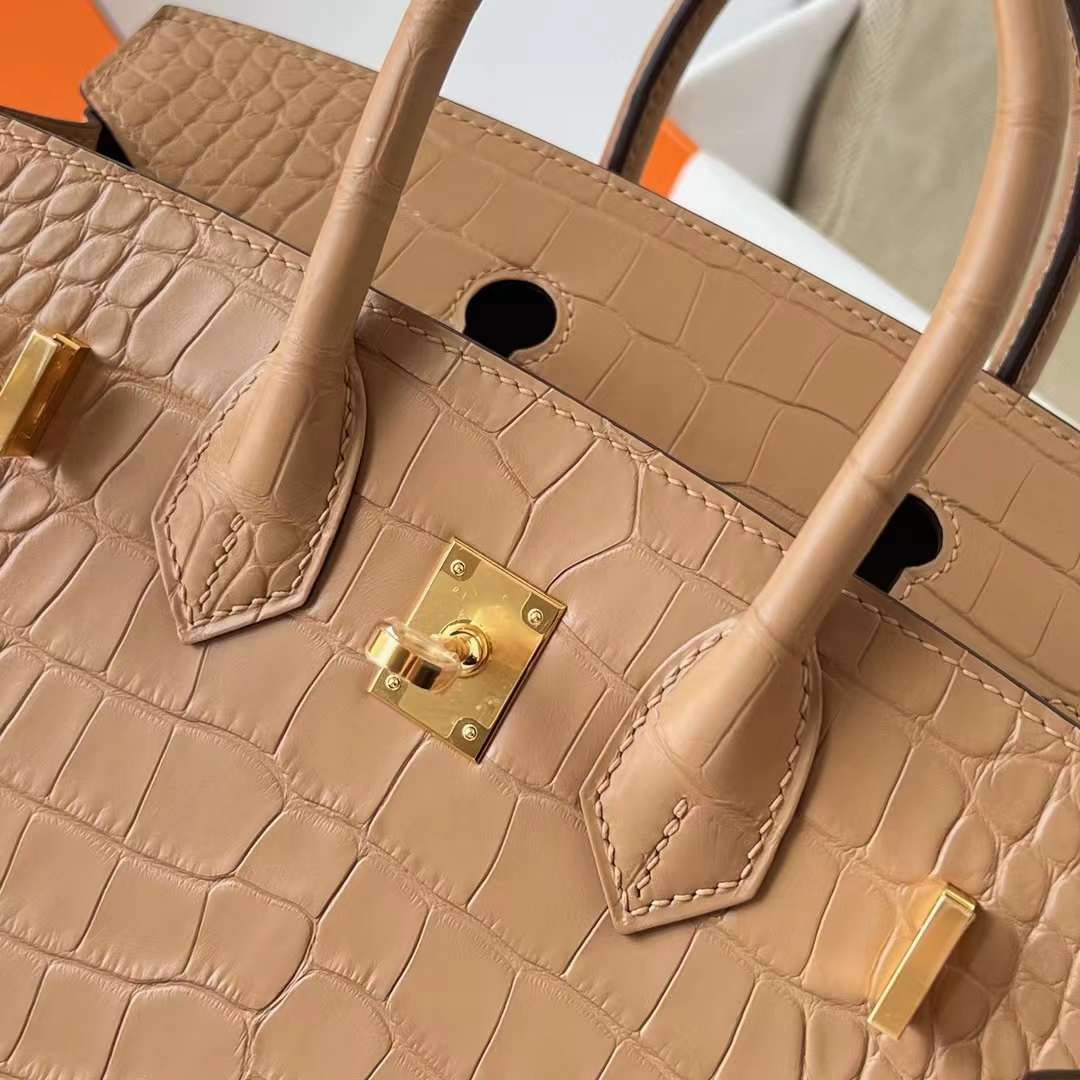 Hermès（爱马仕）Birkin 铂金包 雾面美洲鳄鱼皮 （御用原装进口Hcp鳄鱼）matte alligator crocodile 0M 奶茶色 金扣 25cm 全手工蜡线缝制 Ghw