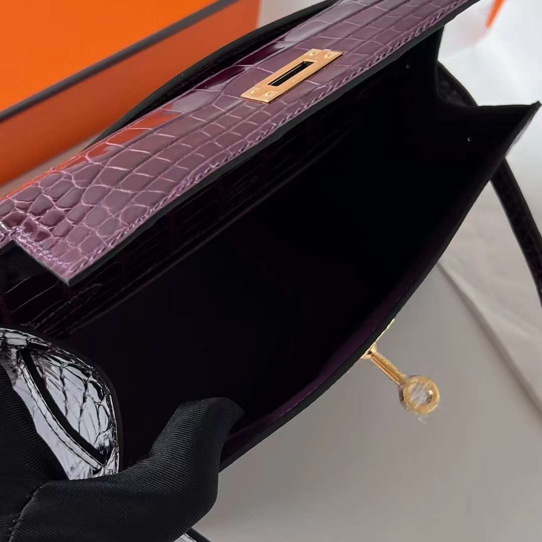 Hermès（爱马仕）Mini Kelly Pochette 亮面美洲鳄鱼皮 N5 加仑紫色 金扣 22cm 全手工蜡线缝制 Ghw