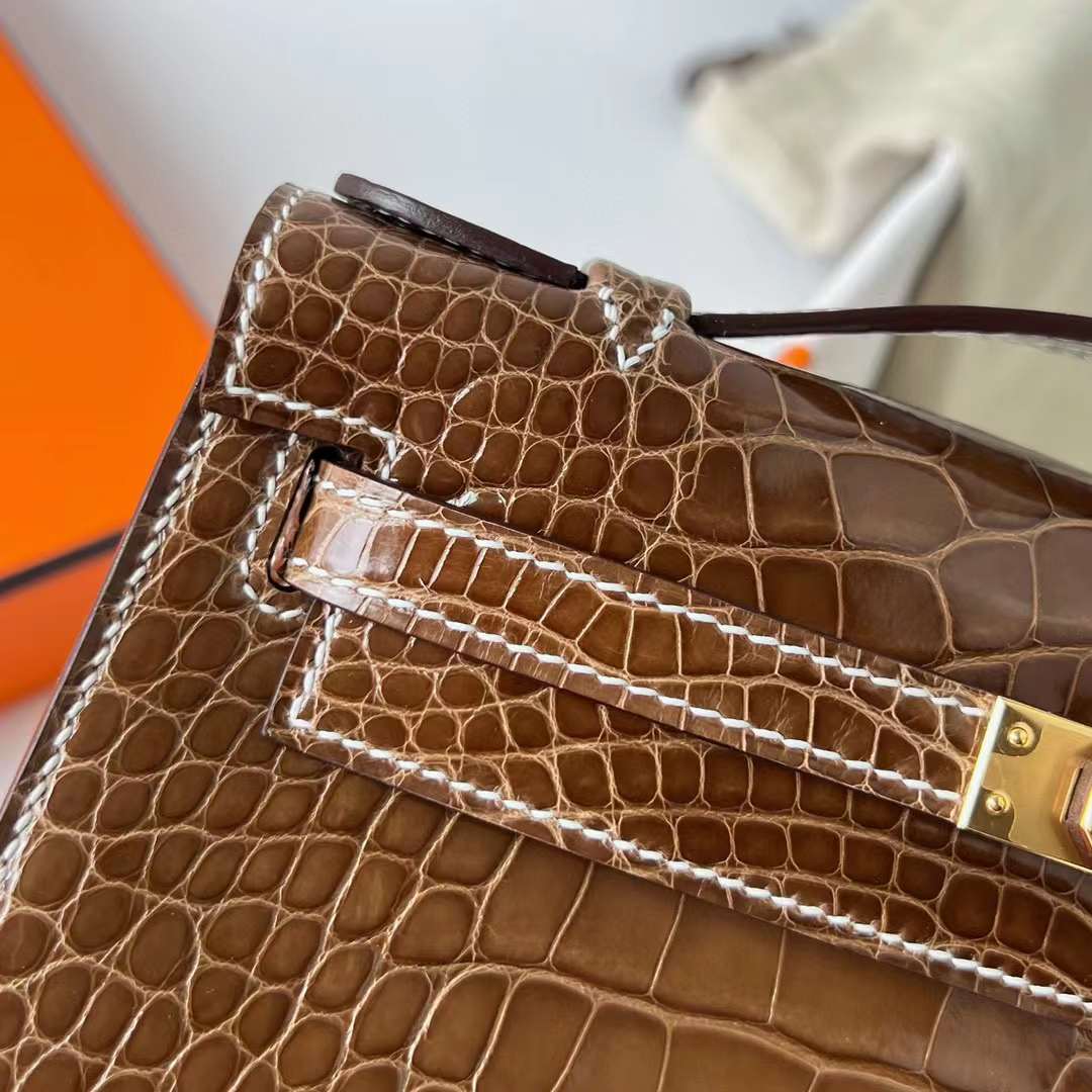Hermès（爱马仕）Mini Kelly Pochette 亮面美洲鳄鱼皮 Ck17 烟草色 金扣 22cm 全手工蜡线缝制 Ghw