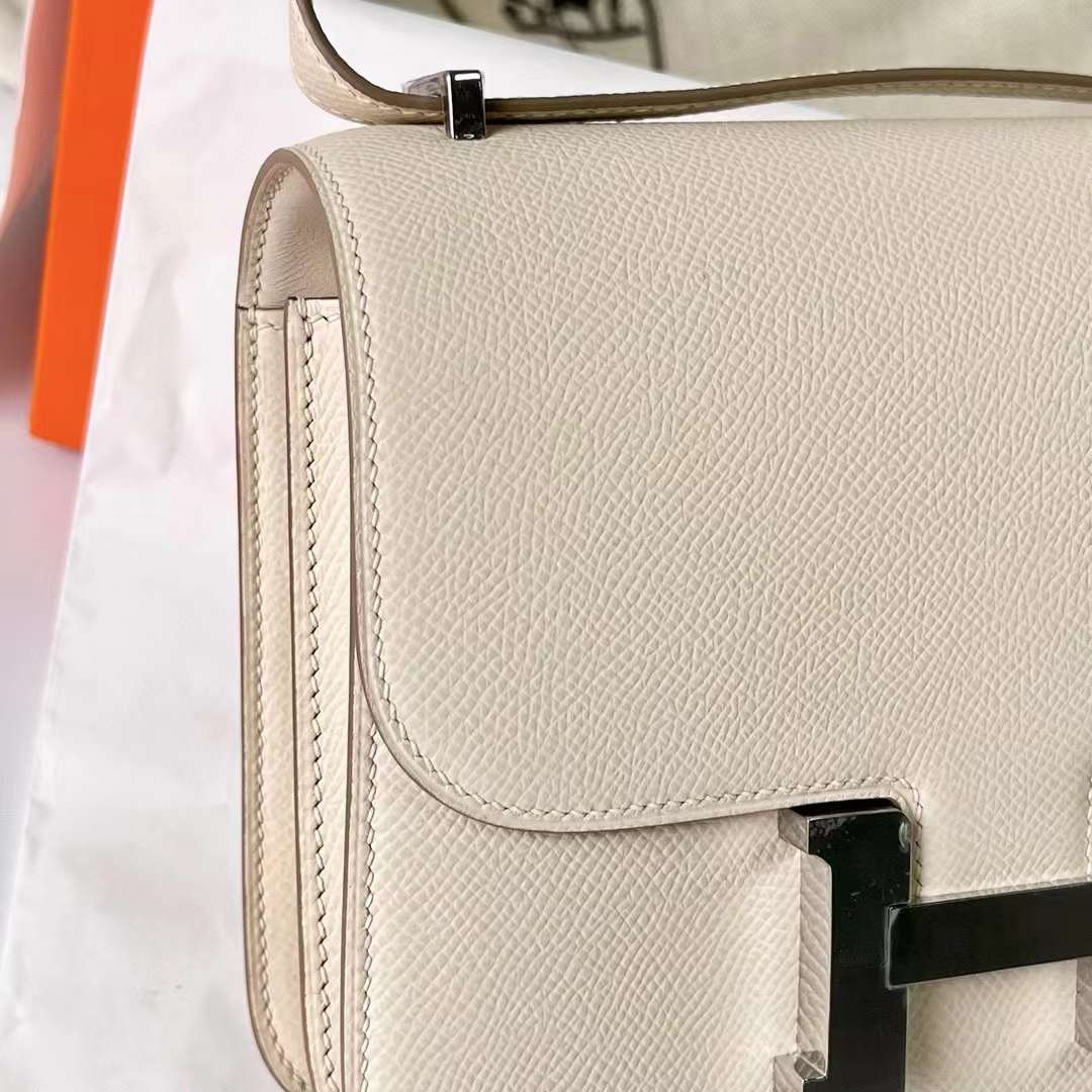 Hermès（爱马仕）Constance 空姐包 Epsom Ck10 奶昔白 银扣 19cm 全手工蜡线缝制 Phw