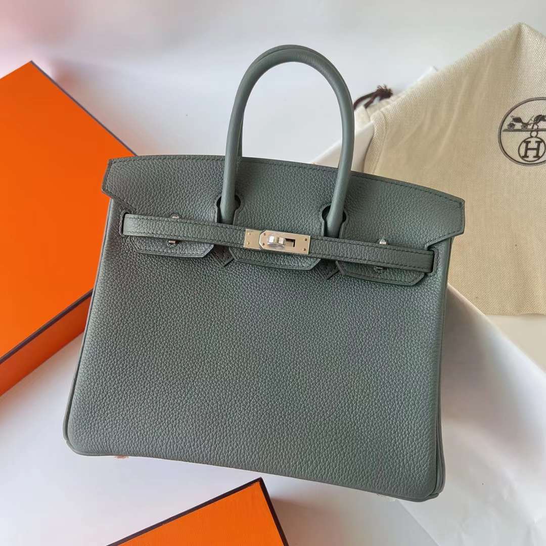 Hermès（爱马仕）Birkin 铂金包 Togo皮 进口德国小牛皮 Cc63 杏绿色 银扣 25cm 全手工蜡线缝制 Phw