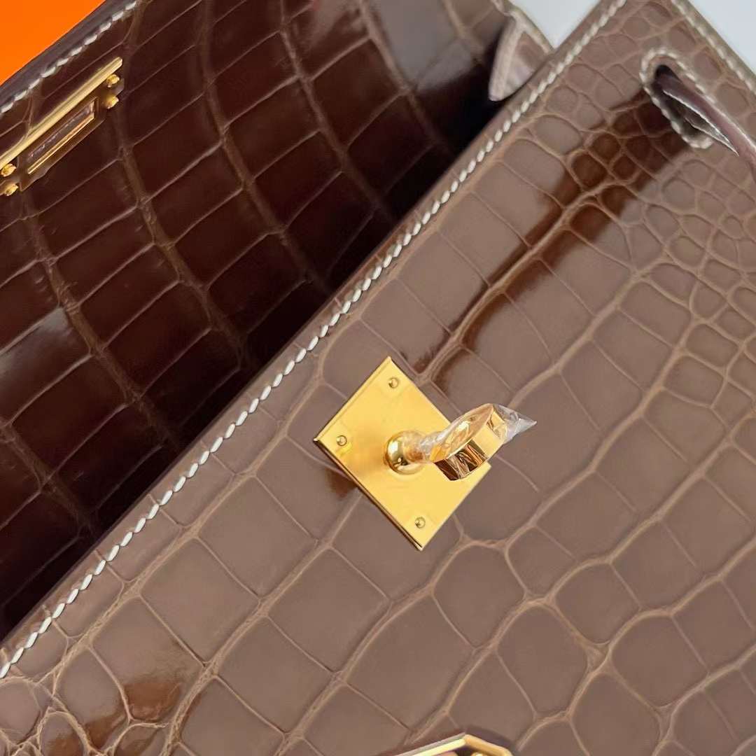 Hermès（爱马仕）Mini Kelly Pochette 亮面美洲鳄鱼皮 Ck17 烟草色 金扣 22cm 全手工蜡线缝制 Ghw