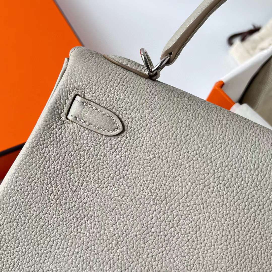 Hermès（爱马仕）Kelly 凯莉包 Togo皮 进口德国小牛皮 Ck80 珍珠灰 银扣 25cm 全手工蜡线缝制 Phw