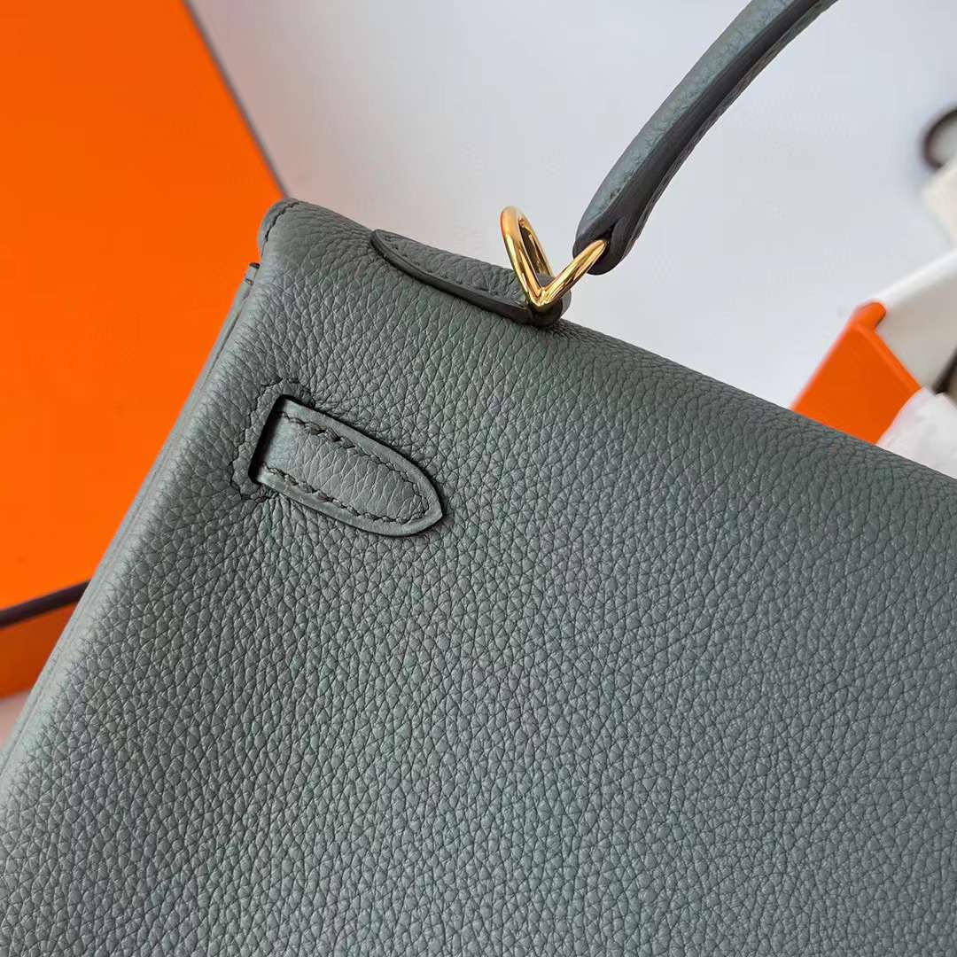 Hermès（爱马仕）Kelly 凯莉包 Togo皮 进口德国小牛皮 Cc63 杏绿色 金扣 25cm 全手工蜡线缝制 Ghw